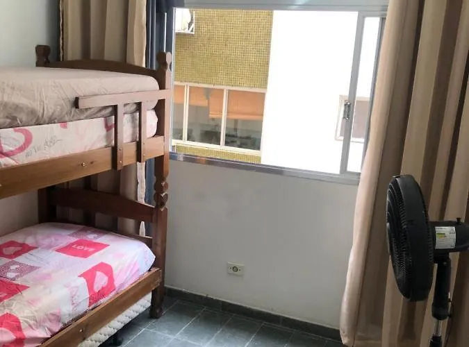 Apartamento à 150m na Praia da Pitangueiras em local Nobre Guarujá
